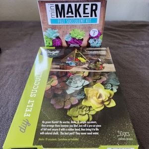 Mini maker Felt succulent making kit new in box